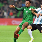 Mascherano pelea con Iwobi en el Nigeria-Argentina que se jugó este martes en Krasnodar.-MLADEN ANTONOV