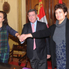 César Rico (centro) ayer con Lourdes Álvarez (a su dcha.) y Julia Quintana (a su izq.).-ISRAEL LÓPEZ MURILLO