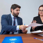 Fernando López Miras, y la diputada de Ciudadanos Isabel Franco durante la firma de su acuerdo bipartito de 72 medidas.-EFE / MARCIAL GUILLÉN