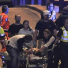 Un equipo de emergencia atiende a unos de los heridos del ataque terrotista-AFP / DANIEL SORABJI