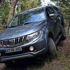 Al volante del L200, Cristina probó su fiabilidad con giros, derrapajes... Una maestra al volante en un ‘monstruo’ que domina el off road, alejándose en su interior de ese aspecto industrial que anteriores generaciones portaba.-HÉCTOR FUSTEL