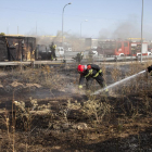 El incendio de un camión obliga a actuar a los bomberos en la autovía A 62 a la altura del barrio de Buenos Aires de Salamanca.-ICAL