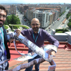 El escritor Óscar Esquivias y el fotógrafo Asís G. Ayerbe, en la azotea del edificio de Telefónica donde avanzaron cómo es ‘Calle Vitoria’.-ISRAEL L. MURILLO