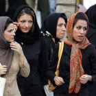 Mujeres iranís en una calle de la capital, Teherán, y llevando el velo.-AFP / ATTA KENARE (AFP)