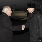 El ministro de Exteriores, José Manuel García-Margallo, es recibido por el embajador de España en Ucrania, Gerardo Ángel Bugallo, a su llegada a Kiev.-Foto: Paco Campos / EFE