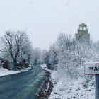 La nieve embellece más si cabe el acceso al pueblo.-KIKE DE MIGUEL