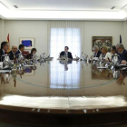 Reunión extraordinaria del Consejo de Ministros para aprobar cómo se aplicará el artículo 155 de la Constitución, este sábado.-EFE / JUAN CARLOS HIDALGO