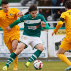 José FRan y Andrés presionan a un rival durante el choque de ayer en O Vao.-FARO DE VIGO