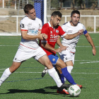 Jesús del Rincón pugna por el esférico junto a un contrario ante la atenta mirada de Pablo Castilla.-SANTI OTERO