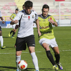 Galder Cerrajería avanza con el balón durante un partido con la camiseta del Burgos CF.-SANTI OTERO