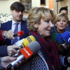 La portavoz del PP en el Ayuntamiento de Madrid, Esperanza Aguirre, a su llegada a la conferencia sobre el populismo, en Valencia.-EFE / KAI FORSTERLING