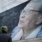 Retrato de Kim Bok-Dong, símbolo de las esclavas sexuales surcoreanas para las tropas de Japón en la segunda guerra mundial.-KIM HONG-JI (REUTERS)