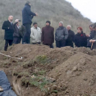 Un grupo de visitantes contempla las excavaciones que se han realizado en la Mota de los Judíos.-ECB