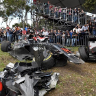 Miembros del servicio de seguridad acumulan los restos de los coches del español Fernando Alonso (izda) y el mexicano Esteban Gutiérrez (dcha) tras su accidente en el Gran Premio de Australia de Fórmula Uno. EFE  Alonso y Gutiérrez fuera, tras un espectac-EFE