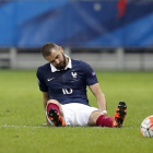 Benzema, tras sufrir una entrada en el amistoso de Francia ante Armenia, este jueves.-AFP / VALERY HACHE