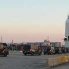 Furgones de la Policía Nacional entran en uno de los barcos atracados en el Port de Barcelona.-PORTUARIS CNT