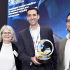 Enrique Fernández, director de Ingeniería Avanzada de la Unidad de Negocio de Techos de Grupo Antolin, recibe el premio. ECB