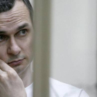 Oleg Sentsov escuchando las acusaciones que pesan sobre el en el juicio de este martes, en Rostov-on-Don.-Foto: AFP / SERGEI VENYAVSKY