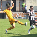 Luis Ángel trata de impedir el despeje de un jugador del Lealtad.-FUTBOLASTURIANO.ES