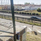 Los residentes en el lado sur de la autovía no tienen otro acceso que desviarse por el  paso peatonal bajo rasante, en el extremo oeste de la calle Cervantes, por la ausencia del puente.-RAÚL OCHOA