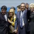 Daniel Scioli, segundo por la derecha, saluda junto a su esposa Karina Rabolini y a su candidato a vicepresidente Carlos Zannini en el acto de cierre de campaña en Buenos Aires.-REUTERS / ENRIQUE MARCARIAN