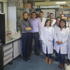 El grupo de investigación de Análisis Instrumental de la Universidad de Burgos posa en uno de los laboratorios de la Facultad de Ciencias.-ISRAEL L. MURILLO