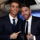Ronaldo y Ramos, en el avión que trasladó al equipo blanco desde Madrid a Yokohama.-REAL MADRID / HELIOS DE LA RUBIA