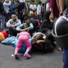 Un grupo de refugiados espera en la estación de tren de Keleti, Budapest, en Hungría.-ALBERTO DI LOLLI