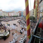 El arzobispo Fidel Herráez porta la Sagrada Forma hasta el balcón del Ayuntamiento.-ISRAEL L. MURILLO