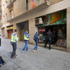 Agentes de la Policía Nacional entran en la sede de la Fundació CATmón.-/ RICARD FADRIQUE