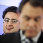 David Madí, en diciembre del 2010, tras la figura de Artur Mas.-FERRAN NADEU