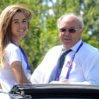 Sara Martín en uno de los coches de la organización de la Vuelta a Burgos junto a Marcos Moral, el director general de la ronda provincial-R. ORDÓÑEZ