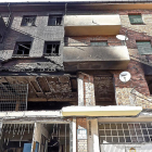 Aspecto que presentaba ayer el inmueble donde se produjo la explosión.-T. S.