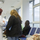 Un profesional sanitario atiende a un paciente en el Hospital de Burgos.-SANTI OTERO