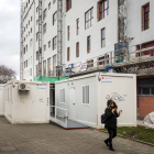Una mujer camina por delante de las casetas obra donde se pasa consulta en  el Centro de Salud de García Lorca. TOMÁS ALONSO