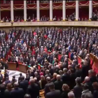Los diputados franceses cantan 'La Marsellesa' tras el minuto de silencio.-Foto: EL PERIÓDICO