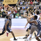 Benite trata de filtrar un pase a la pintura en el choque de ayer.-Israel L. Murillo