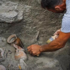 Un arqueólogo trabaja en los nuevos hallazgos en Pompeya.-CESARE ABBATE