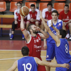 Luis Moro arma el gancho ante el jugador del Natural Rioja García.-SANTI OTERO