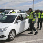 Imagen del control realizado ayer en el acceso a San Medel.-RAÚL G. OCHOA