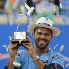 El dominicano Víctor Estrella, con el trofeo de campeón del Abierto de Ecuador.-Foto: AP/ DOLORES OCHOA