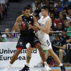Saiz postea ante el jugador del Madrid Deck.-ACB PHOTO / A. MARTÍNEZ