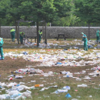 Los operarios de limpieza de Semat limpiando el parque de El Parral ayer a primera hora de la mañana.-ISRAEL L. MURILLO