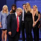 Trump, con sus familiares, tras el debate.-CHIP SOMODEVILLA / AFP