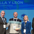El viceconsejero de Economía y Competitividad, Carlos Martín Tobalina (izquierda), en los Premios Emprende XXI de CaixaBank. TOMÁS ALONSO