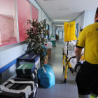 Traslado del último paciente del hospital Yagüe al Universitario en junio de 2012.-ISRAEL L. MURILLO