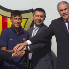 Rosell, Neymar, Bartomeu y Zubizarreta, el 3 de junio del 2013, día de la presentación del brasileño como jugador del Barça.-Foto: JOAN MONFORT