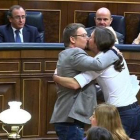 El 'pico' entre Xavier Domènech y Pablo Iglesias, el miércoles.-EFE