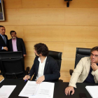 El consejero de Sanidad, Antonio Sáez, saluda a José Sarrión de Izquierda Unida antes de comparecer en la Comisión de Economía y Hacienda de las Cortes para explicar las cuentas de su departamento para 2016-Ical