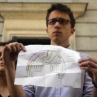 Íñigo Errejón muestra un plano con la distribución de los escaños en el hemiciclo del Congreso, ayer.-AGUSTÍN CATALÁN